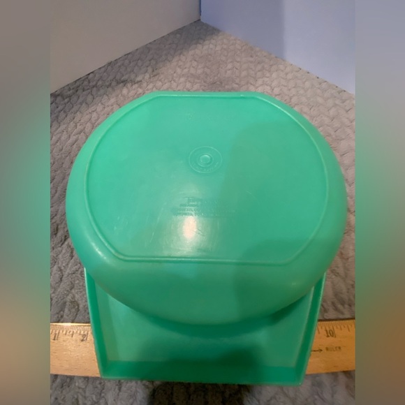 Tupperware jade green Cheese Vegetable Slaw Grater Bowl. #786-9Great cond-sharp! - Picture 3 of 9